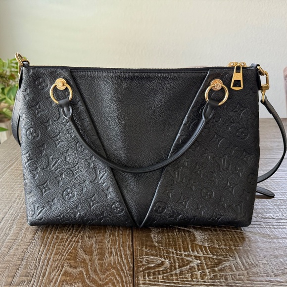 Louis Vuitton V Tote - Picture 2 of 11